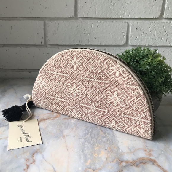 Universal Thread Half Moon Shaped Small Clutch New - Picture 2 of 7